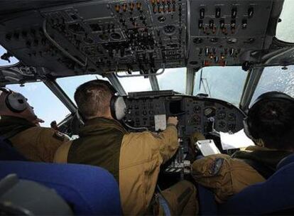 Pilotos de la misión francesa para rastrear la zona del Atlántico donde desapareció el avión.