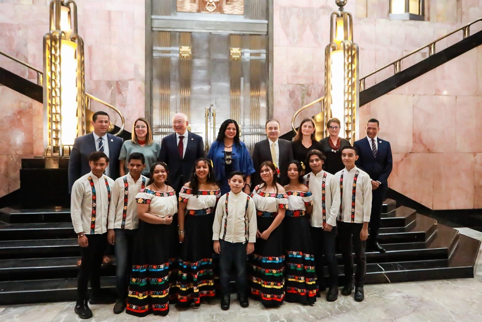 Funcionarios durante la presentación del festival Cervantino, en el Palacio de Bellas Artes.