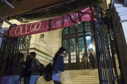 Um grupo de alunos na entrada do Colégio Nacional de Buenos Aires durante o protesto.