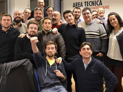 Bruno Gulotta, al mig, amb camisa negra, amb els seus companys d'oficina de Tom's Hardware, a Itàlia.