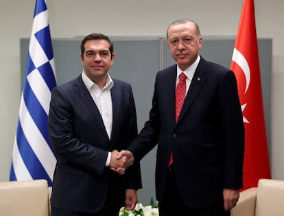 El primer ministro griego, Alexis Tsipras (i), estrecha la mano del presidente turco, Recep Tayyip Erdogan (d), antes de su reunión en la Asamblea General de Naciones Unidas (ONU), el 25 de septiembre de 2018.