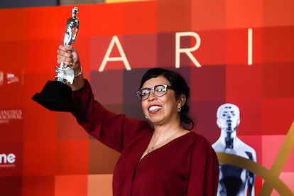 La directora Tatiana Huezo posa con su premio a mejor guión tras los premios Ariel 2022.