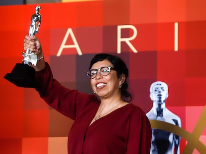 La directora Tatiana Huezo posa con su premio a mejor guión tras los premios Ariel 2022.