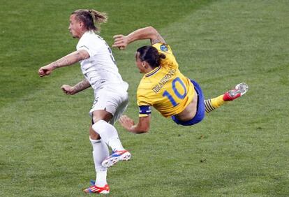 Ibrahimovic marca el 1-0 cerca de Philippe Mexes.