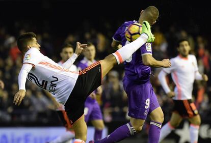 El defensa del Valencia, Joao Cancelo (i), y Karim Benzema del Real Madrid en un momento del partido.