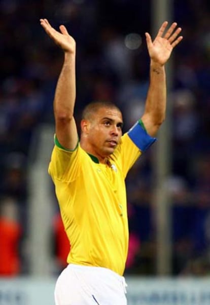 El brasileño Ronaldo celebra el triunfo de la selección brasileña al término del partido contra Japón este jueves en Dortmund.