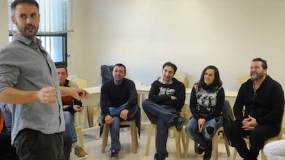 Jorge Loza, en primer plano, con sus alumnos