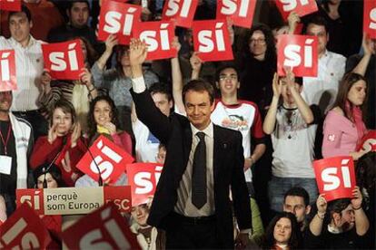 José Luis Rodríguez Zapatero, durante el mitin de anoche en Cornellà.