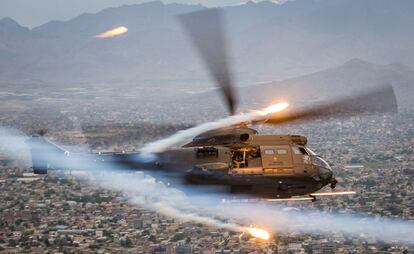 Un helicptero Puma HC2 de la Real Fuerza Area Britnica (RAF) durante un vuelo de prueba, con motivo del centsimo aniversario, cerca de Kabul (Afganistn).