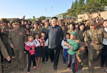 El líder norcoreano Kim Jong-un durante una inspección en el destacamento de defensa de Wolnae. Fotografía sin fechar, publicada por la KCNA el 4 de septiembre de 2013.