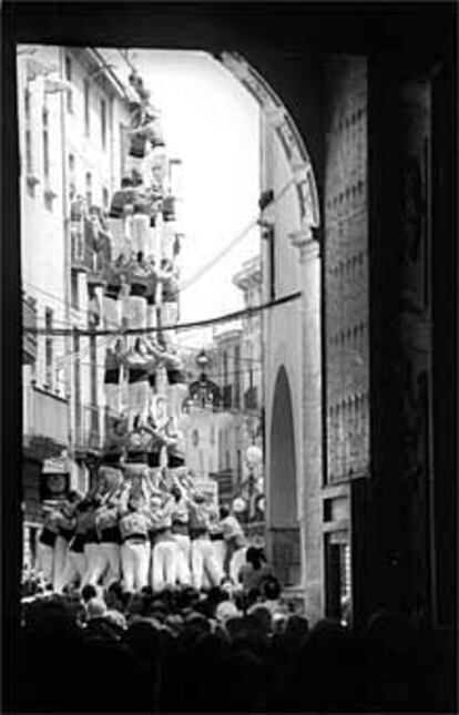 Uno de los <i>castells de nou </i>erigidos y descargados ayer en Valls.