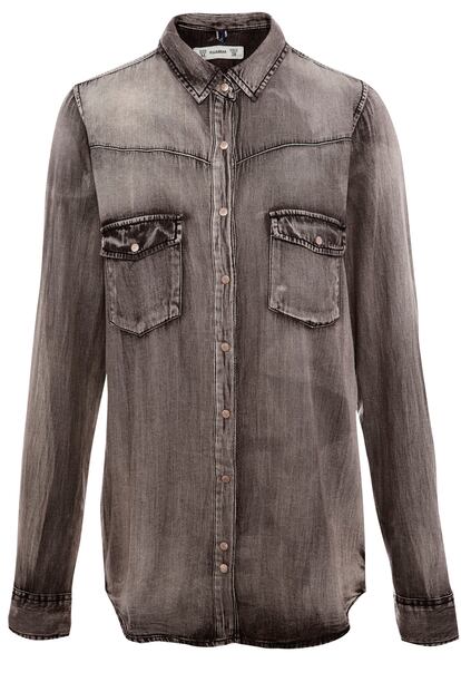 Camisa tejana deslavada en gris oscuro (19,99 euros) de Pull and Bear.