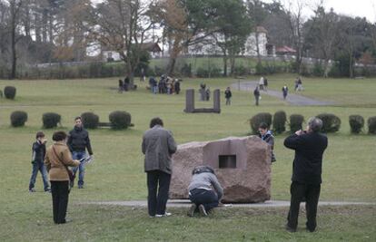 Varios visitantes fotografían ayer obras de Chillida en el museo.