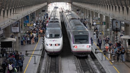Pasajeros en la estación de tren de Santa Justa en Sevilla.
