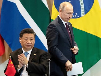 El presidente ruso, Vladímir Putin (derecha), y el chino, Xi Jinping, durante un encuentro de las economías emergentes en Brasil, en 2019.