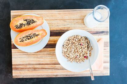 Un zumo de una naranja y media papaya pelada; 1 bol pequeño de cereales de avena y salvado de trigo con 8 arándanos; 1 vaso de leche; 2 rebanadas de pan con aceite de oliva y queso fresco.