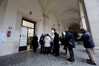 Gent en un col·legi electoral, a Roma, diumenge.
