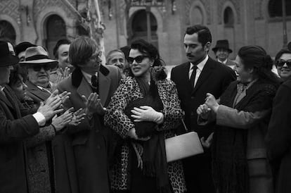 Debi Mazar (Ava Gardner) junto a Paco León (Manolo) en una juerga flamenca improvisada a la puerta de Las Ventas, en la serie 'Arde Madrid'.