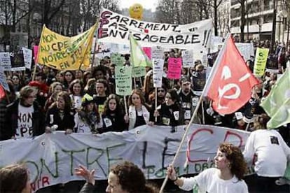 Miles de jóvenes protestan en París con pancartas contra el PCE en las que puede leerse el lema "Claramente inconcebible".