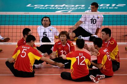 China celebra un punto ante Bosnia en su partido de voleybol sentado