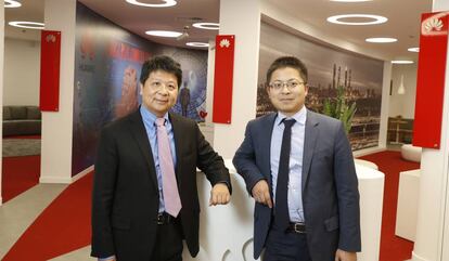 Guo Ping (izquierda) y Tony Jin Yong, consejero delegado de Huawei en España.