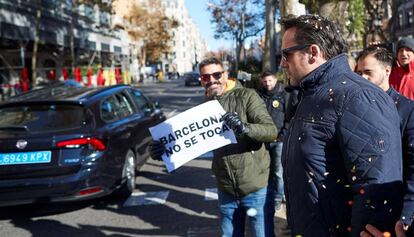 El presidente de Unauto-VTC, increpado por un grupo de taxistas.