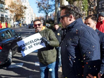 El presidente de Unauto-VTC, increpado por un grupo de taxistas.