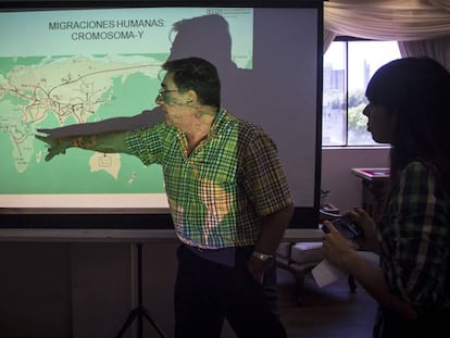  El director del Laboratorio de Genética Forense de EEAF, Carlos Vullo,  explica datos del mapa genético de Paraguay, el miércoles 5 de diciembre en Asunción. 