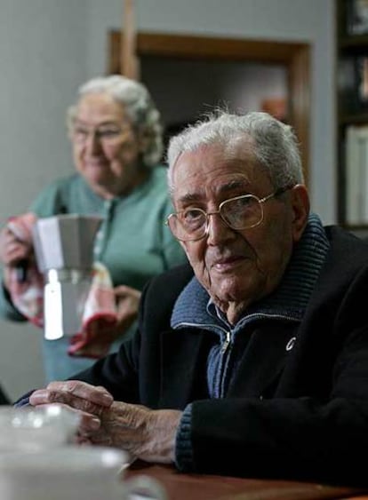 Marcelino Camacho y su esposa, Josefina, en su domicilio.