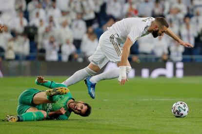 Mikel Merino y Benzema en una acción del partido. 