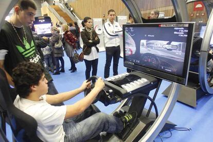 Un joven prueba un videojuego en presencia de un amigo ayer en el BEC de Barakaldo.