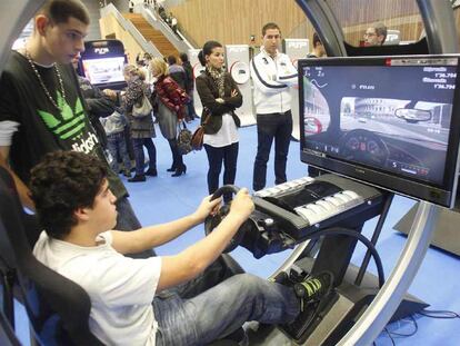 Un joven prueba un videojuego en presencia de un amigo ayer en el BEC de Barakaldo.