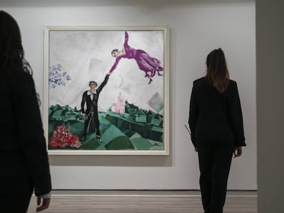 Dos mujeres observan 'El paseo' (1917), de Marc Chagall, en la Fundación Mapfre.