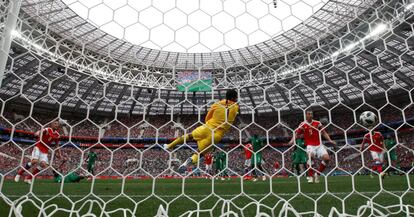 Yury Gazinsky marca el primer gol del equipo ruso.