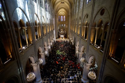 Vista general de la catedral de Notre Dame durante la visita de Macron. 