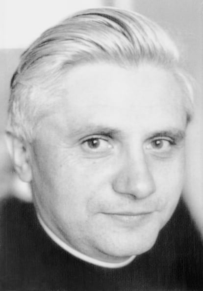 Joseph Ratzinger, en Múnich (Alemania), en una imagen sin datar. Las protestas estudiantiles de 1968 le sorprenden como profesor en Tubinga, universidad en la que sus teólogos se habían convertido, según su opinión, "en el centro ideológico” del marxismo. Ratzinger decide en 1969 abandonar esta universidad por “la destrucción de la teología por su politización”, porque "Dios había sido reemplazado por el partido" y por “el modo blasfemo con que se ridiculizaba la cruz como sadomasoquismo”. Se traslada a la Universidad de Ratisbona, donde llega a ocupar el cargo de vicerrector.