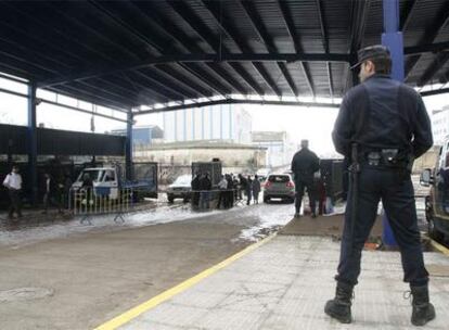 Controles fronterizos en el paso de Beni Enzar, tras las lluvias torrenciales y las riadas que batieron Melilla y el noroeste de Marruecos.