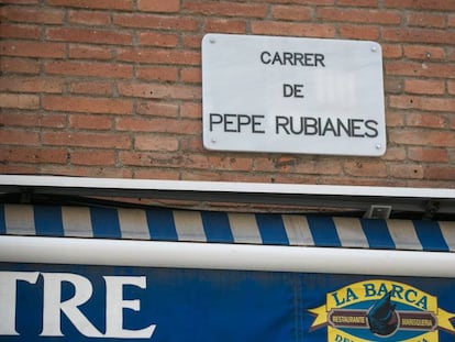 Placa de la calle dedicada a Pepe Rubianes.