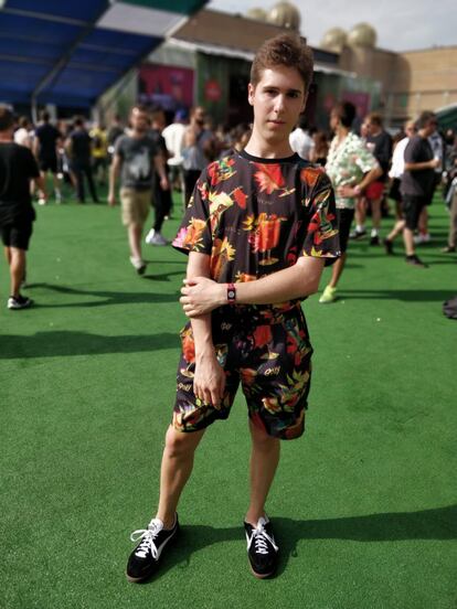 El total look masculino, realizado con la misma tela, lleva más de un año reinando en festivales y locales de corte hipster. La idea funciona, pero hay que saber llevarla con dignidad.