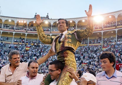 Juan Mora, a hombros, en Las Ventas, en la Feria de Otoño de 2010.