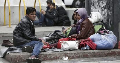 Migrantes afganos, en una plaza de Atenas.