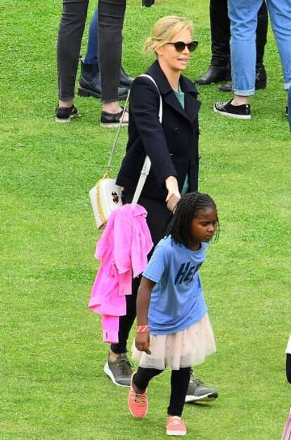 La actriz Charlize Theron con su hijo Jackson en Los Ángeles.