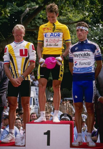 Greg LeMonde, en lo alto del podio, seguido de Laurent Fignon y Pedro Delgado (Allsport UK/ALLSPORT).