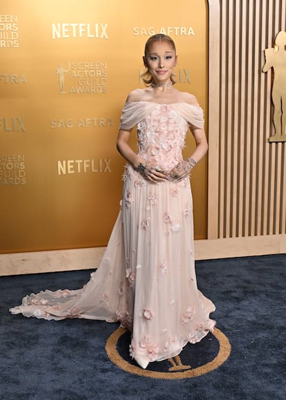 Ariana Grande, nominada a mejor actriz de reparto por 'Wicked', también fue de rosa pastel, con un vestido de gasa plagado de flores de Loewe.