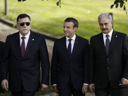 Macron (c); el primer ministro libio, Fayez al-Sarraj (i), y el mariscal Jalifa Hafter (d), tras su reuni&oacute;n en el castillo de La Celle, en Par&iacute;s