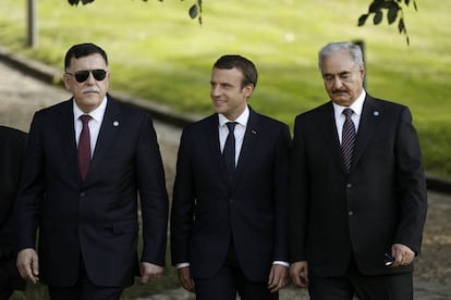 Macron (c); el primer ministro libio, Fayez al-Sarraj (i), y el mariscal Jalifa Hafter (d), tras su reuni&oacute;n en el castillo de La Celle, en Par&iacute;s
