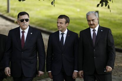 Macron (c); el primer ministro libio, Fayez al-Sarraj (i), y el mariscal Jalifa Hafter (d), tras su reuni&oacute;n en el castillo de La Celle, en Par&iacute;s