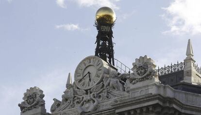 Reloj en la fachada de la sede del Banco de España. EFE/Kiko Huesca/Archivo