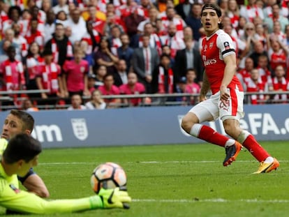 Bellerín, un lateral que le interesa al Barcelona.
