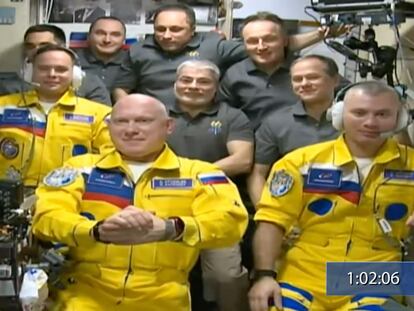 Los cosmonautas durante una ceremonia de bienvenida en la Estación Espacial Internacional.